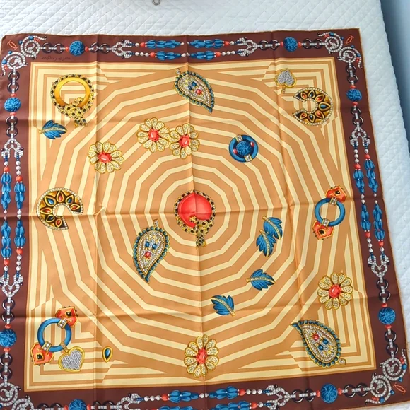 Must de Cartier Le Foulard Scarf - Picture 13 of 16